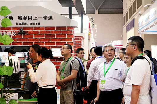 华体会vip5出售
第76届教育装备展现场解读：用真正的“互动”让城乡学生同上一堂课